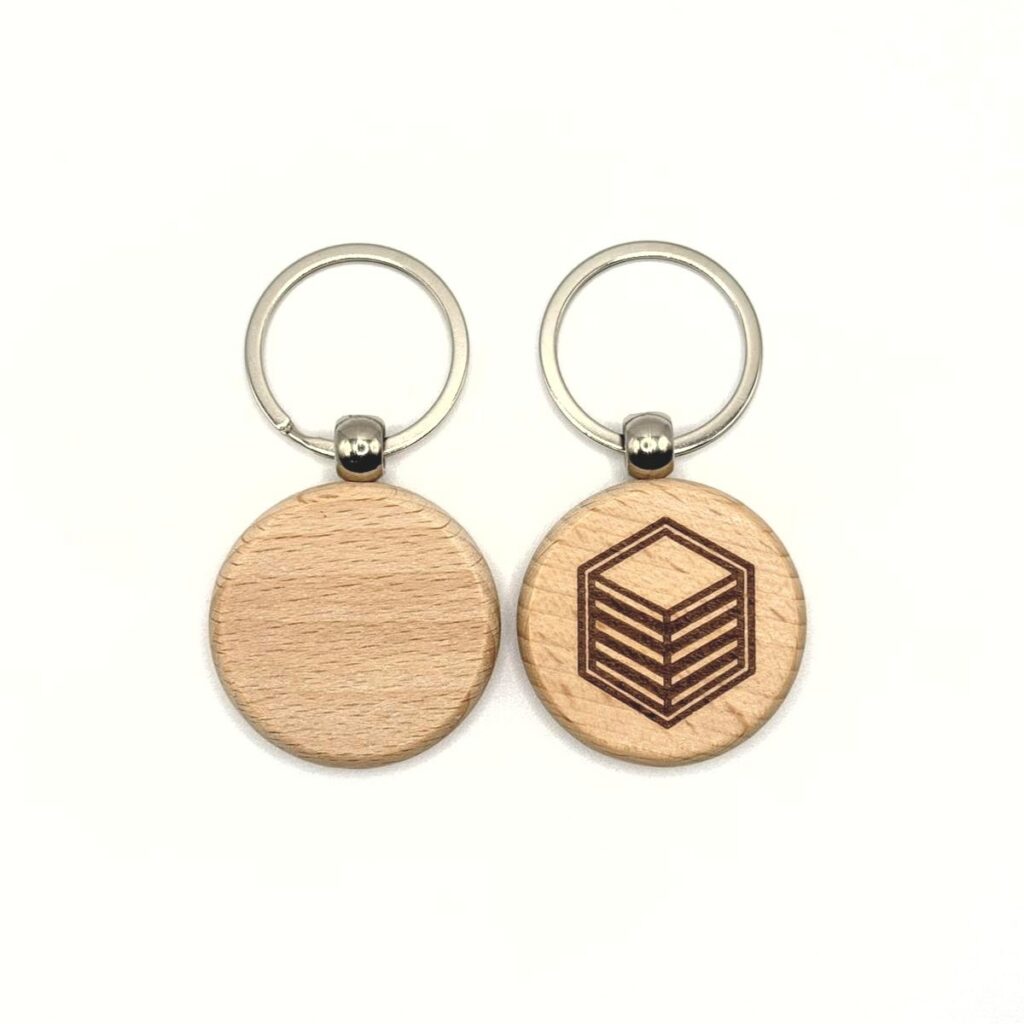 Clauer de fusta gravada